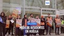 Los médicos residentes inician una huelga de 72 horas en busca de aumentos salariales en Inglaterra