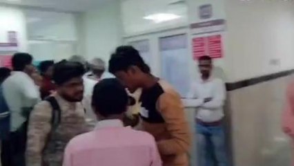 रीवा: सुपर स्पेशलिटी अस्पताल में लाइन में लगे चिकित्सक एवं सुरक्षाकर्मी आपस में भिड़े