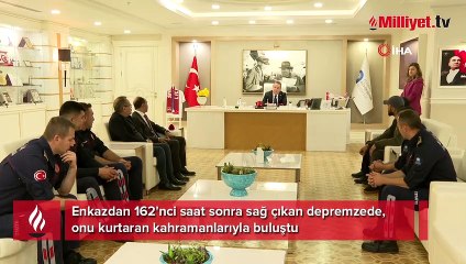 Enkazdan 162'nci saat sonra sağ çıkan depremzede, onu kurtaran kahramanlarıyla buluştu