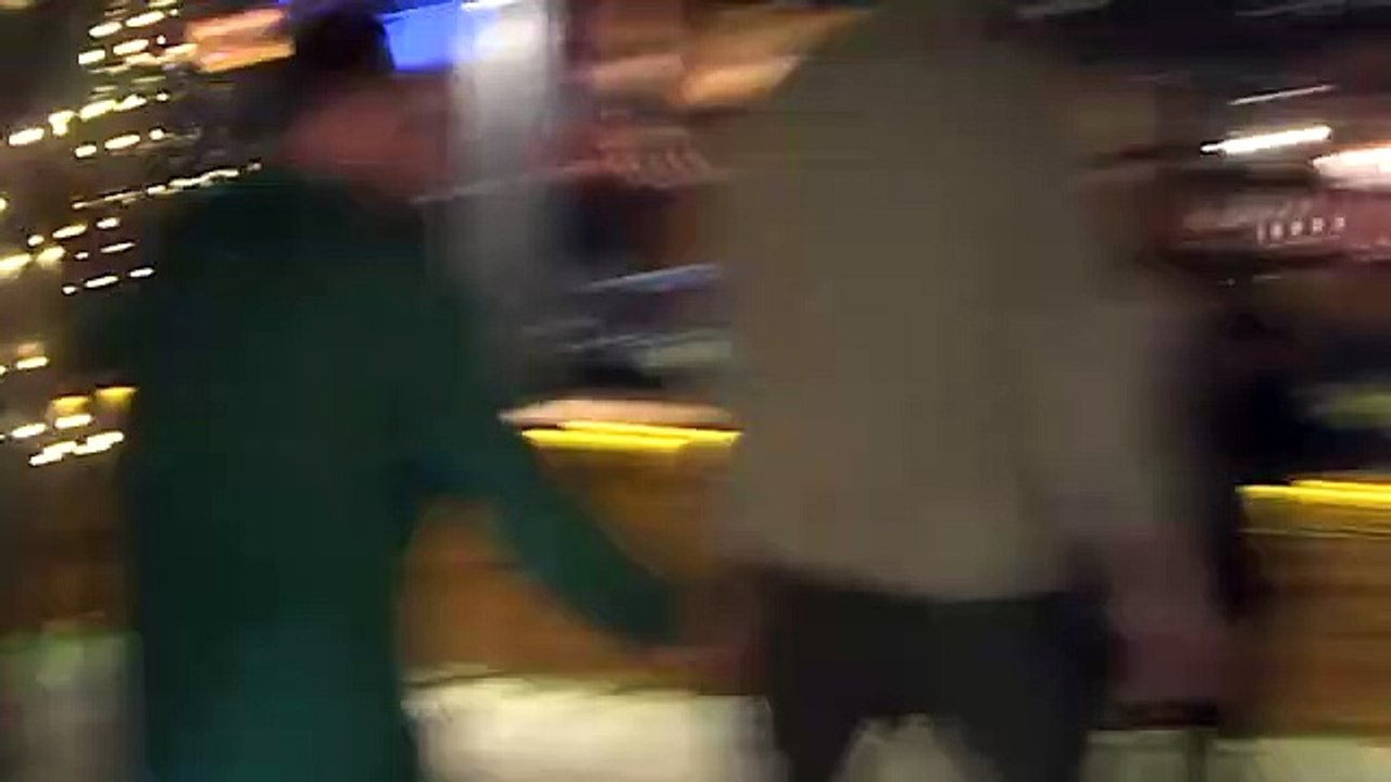 Uraz Kaygılaroğlu’nun olaylı gecesi! Korumaları muhabirlerin üzerine yürüdü