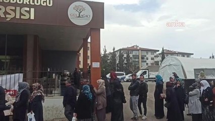 Malatya'da Depremzedeler Erzak Alabilmek İçin Emanet Çarşısı Önünde Saatlerce Kuyrukta Bekliyor