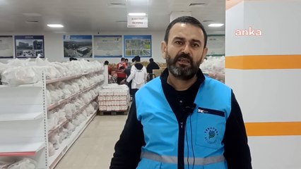 Erzak alabilmek için saatlerce kuyrukta bekliyorlar
