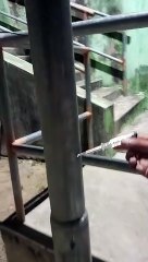 Criança de 3 anos sofre choque elétrico após "abraçar" poste