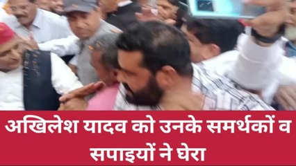 बिजनौर: वैवाहिक कार्यक्रम में पहुंचे अखिलेश यादव, तो सेल्फी लेने की मची होड़, हुई धक्कामुक्की