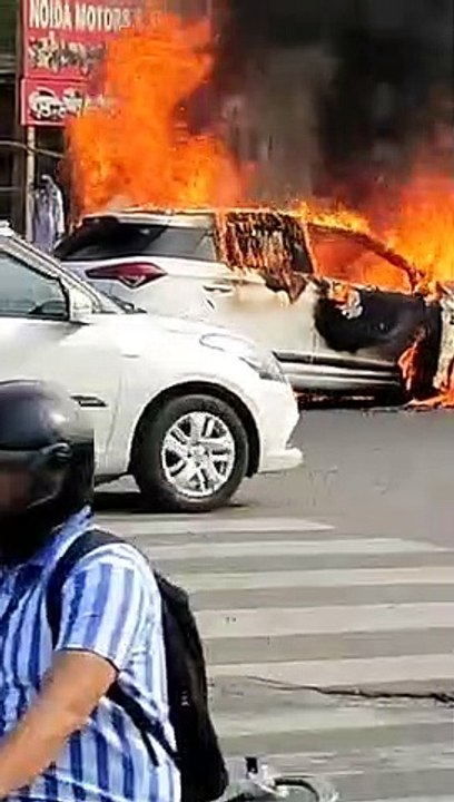 चलती कार में लगी आग, ड्राइवर ने कूदकर बचाई अपनी जान