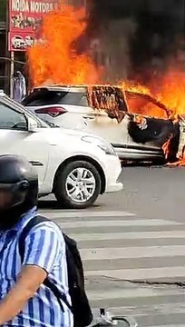 चलती कार में लगी आग, ड्राइवर ने कूदकर बचाई अपनी जान