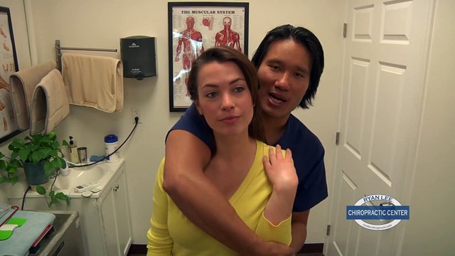 Ce chiropracteur fait craquer les filles... au sens propre