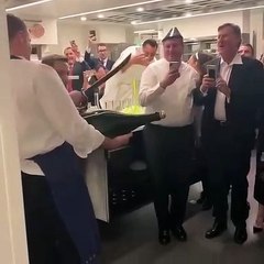 Le patron du restaurant vient sabrer le champagne... et se rate bien comme il faut
