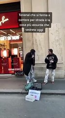 Tananai a sorpresa canta "Tango" con un'artista di strada