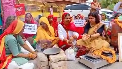 Download Video: गोबर की रोटी पर नमक-मिर्च की चटनी, सिलेंडर को माला पहनाकर चूल्हे की अगरबत्ती