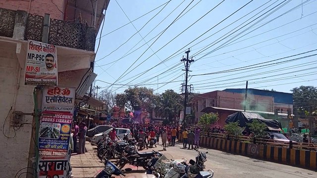 हर तरफ बिखरे उत्साह के रंग, निकली गेर गुलाल लगाकर एक-दूसरे को दी बधाई