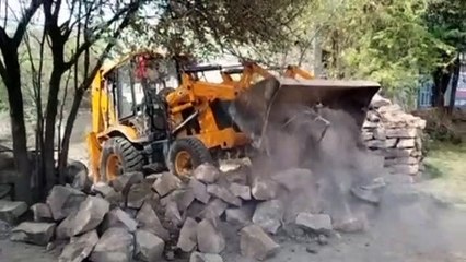 पुलिस की मौजूदगी में की कार्रवाई