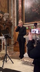 Arisa canta l'Ave Maria di Schubert e incanta tutti nella Chiesa degli Artisti