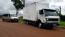 Passageira de van fica ferida após acidente com caminhão