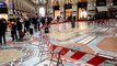 Le transenne in Galleria Duomo a Milano sotto la boutique di Prada