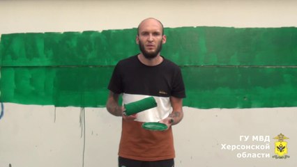 Las autoridades rusas obligaron a un grafitero a arrepentirse de sus pintadas en apoyo a Ucrania