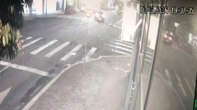 Câmera registra acidente na Rua São Paulo com Rua Souza Naves