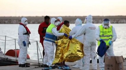 L'arrivo a Pozzallo di 17 superstiti del naufragio al largo Libia