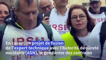 A Paris, des salariés de l'IRSN manifestent contre la réforme de la sûreté nucléaire