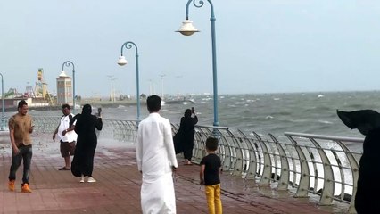 ارتفاع الأمواج واعتدال الأجواء يمنع السباحة ويجذب الزوار للواجهات البحرية