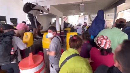 Descargar video: Cientos de inmigrantes intentan entrar masivamente a Estados Unidos desde la frontera con México