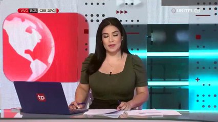 Un bus de pasajeros chocó de frente contra una acera de la Av. Blanco Galindo