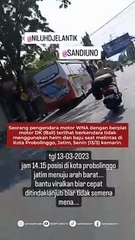 Seorang pengendara motor WNA dengan berplat motor DK (Bali) terlihat berkendara tidak menggunakan helm dan baju saat melintas di Kota Probolinggo, Jatim, Senin (13/3) kemarin.