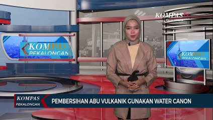 Petugas Gabungan Bersihkan Abu Vulkanik di Desa Krinjing
