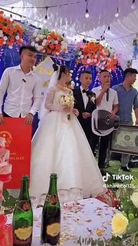 Vật chất là phụ, tinh thần là chính: Tặng quà cưới bằng xe, sổ đỏ giấy