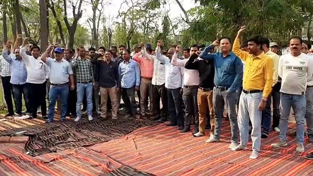 कलेक्टर के खिलाफ लामबंद हुए पटवारी देखे Video