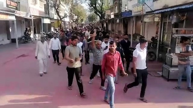 खेत से बजरी निकालने के लिए मना किया तो ट्रैक्टर चढ़ाकर व्यापारी को कुचल डाला