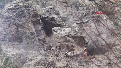 Göle'de 5 büyüklüğündeki depremin kopardığı kaya korkutuyor