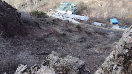 Göle'de 5 büyüklüğündeki depremin kopardığı kaya korkutuyor