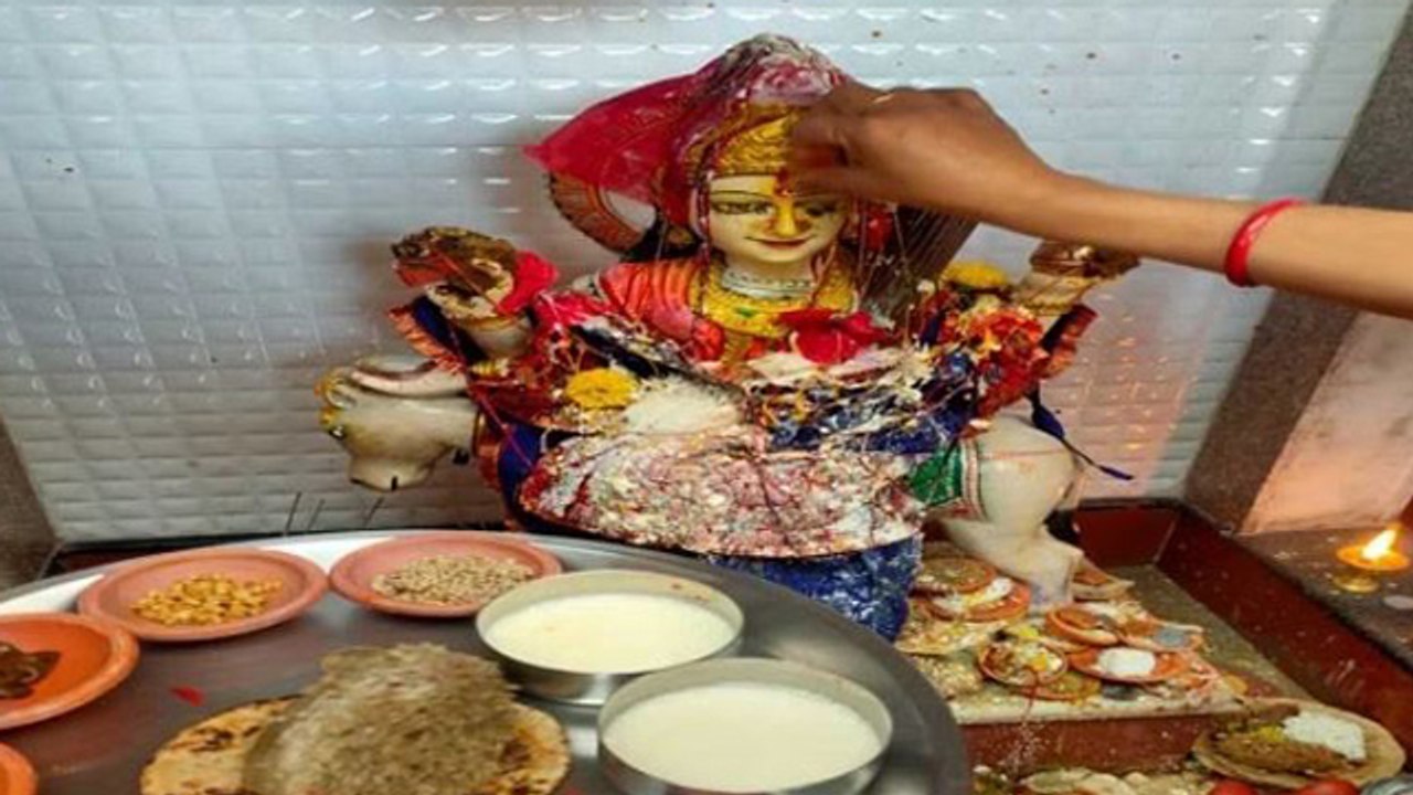 Sheetala Ashtami 2023: शीतला अष्टमी पर बासी खाने का भोग क्यों लगाते हैं | Boldsky