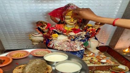 Sheetala Ashtami 2023: शीतला अष्टमी पर बासी खाने का भोग क्यों लगाते हैं | Boldsky