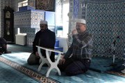Ezan yarışmasında birinci olan imam, güzel sesiyle mahalleliyi namaza teşvik ediyor