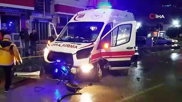 Hasta taşıyan ambulans otomobille çarpıştı