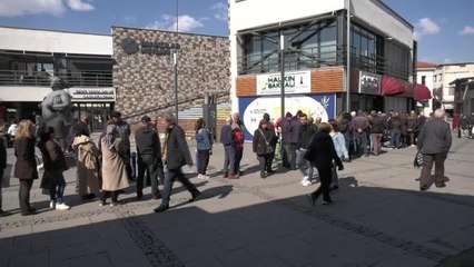 İzmir'de Ucuz Et Satan "Halkın Bakkalı" Satış Noktalarında Yurttaşlar Kuyruk Oluşturdu