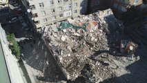 İstanbul'da yıkımı yapılan binada göçme