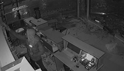 DEPREMİ FIRSAT BİLEN HIRSIZLARIN, CEP TELEFONLARINI ÇALMASI KAMERADA