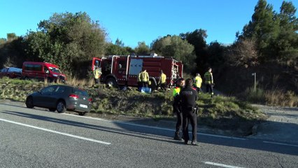 Els bombers intenten de controlar un incendi en una zona d'accés difícil entre la Selva del Camp i Vilaplana