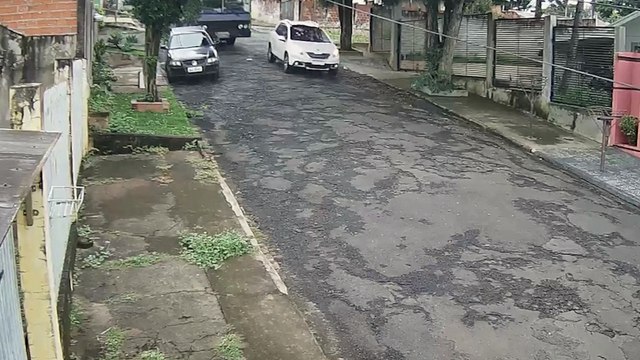 Ônibus desgovernado invade residência em Apucarana; veja o vídeo