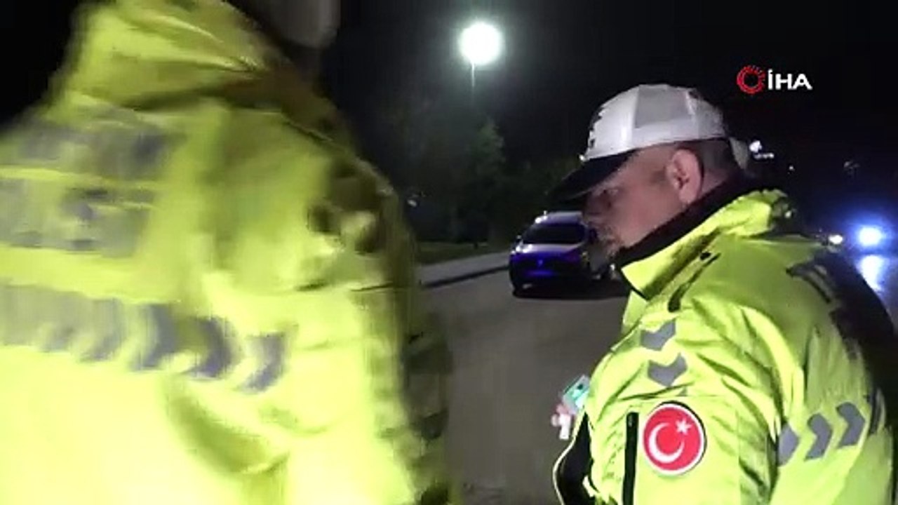 Alkollü sürücü uzatılan alkolmetreyi üflemek yerine yutmaya çalıştı