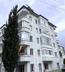 Fırtınanın zarar verdiği güneş enerjisini söküp 5 katlı binanın çatısından aşağıya attı