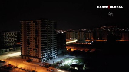 Yürek burkan görüntüler... Deprem anında boşaltılan evlerin açık kalan lambaları hala yanıyor: Yanımıza aldığımız bir mont, ayağımızda terlik ve çorap...