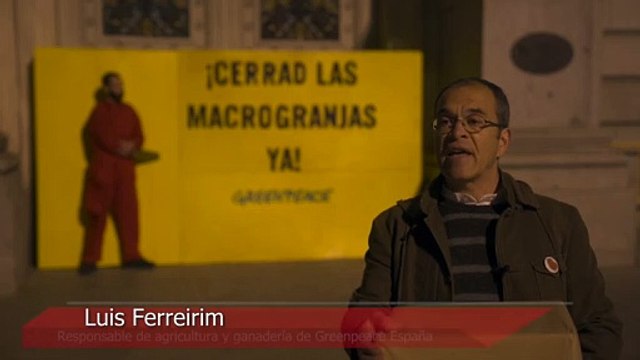 Greenpeace bloquea accesos a Agricultura en protesta por las macrogranjas