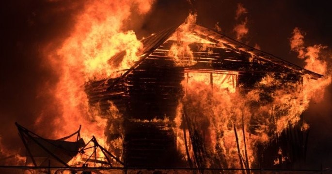 Appelé sur un incendie, ce pompier découvre qu'il s'agit de sa maison et ne parvient pas à sauver sa famille