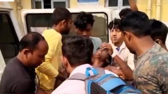 উঃদিনাজপুরঃ দুর্ঘটনার কবলে উচ্চ মাধ্যমিক পরীক্ষার্থী! দেখুন ভিডিও