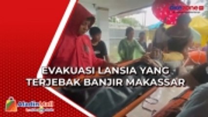 Banjir Capai 2 Meter, Tim SAR Evakuasi Lansia yang Terjebak dalam Rumahnya di Makassar