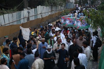 Pakistan’da halk Han'ın tutuklanmasına direniyor